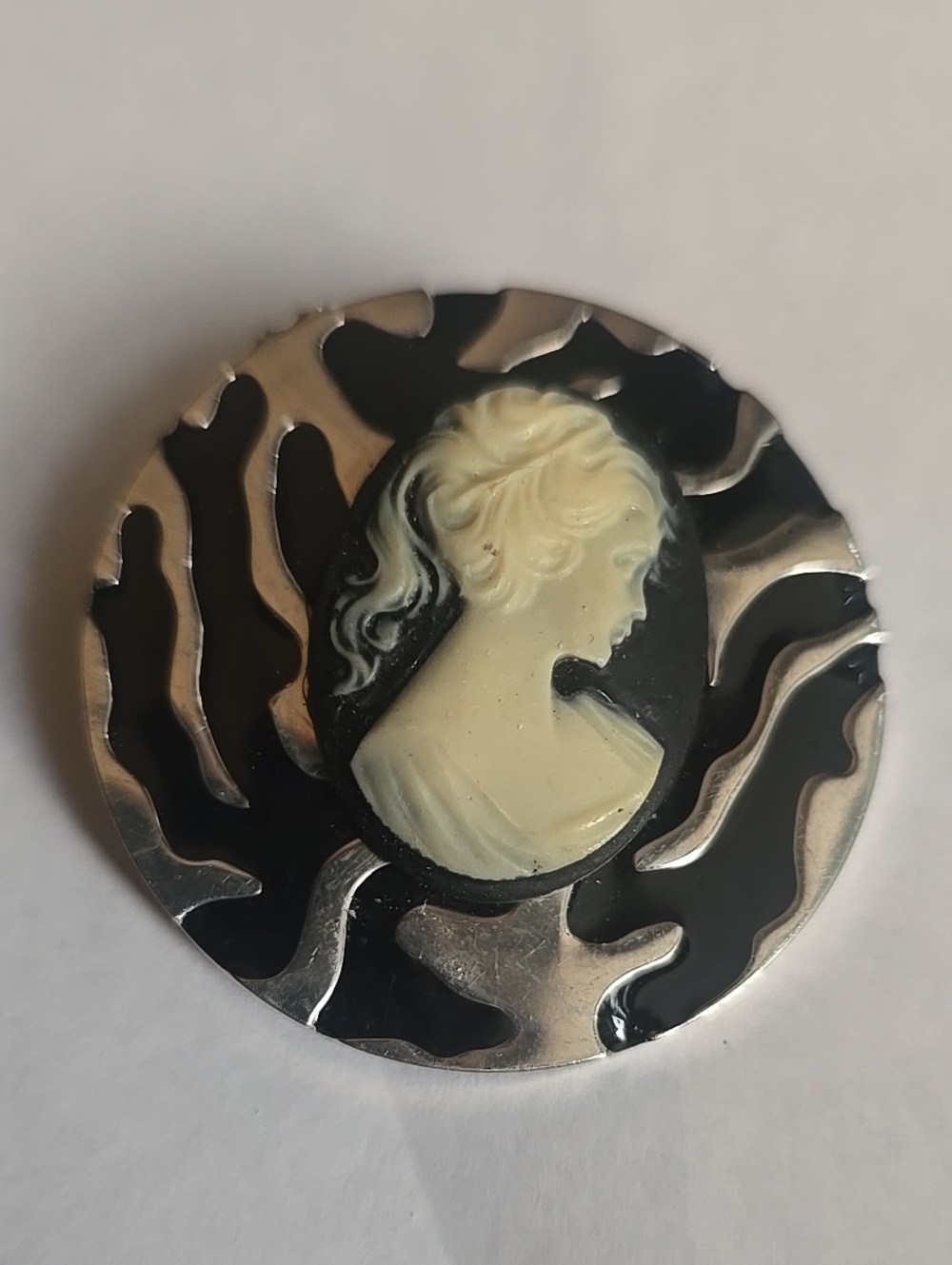 Vintage-Inspired Black and Cream Cameo Pendant Necklace